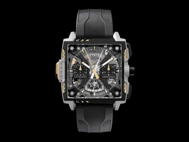 برند لوکس تگ هویر (Tag Heuer) به تازگی از یکی از جاه‌طلبانه‌ترین و خاص‌ترین ساعت‌های تاریخ خود رونمایی کرده است. این مدل که Monaco Split-Seconds Chronograph Air 1 نام دارد، با الهام مستقیم از دنیای پرهیجان مسابقات اتومبیل‌رانی طراحی شده و یک نسخه تولید محدود (Limited Edition) محسوب می‌شود.

در ادامه به جزئیات خیره‌کننده این ساعت گران‌قیمت می‌پردازیم.

مهندسی وزن؛ سبک مثل پر، سخت مثل تیتانیوم
مهم‌ترین ویژگی این ساعت، استفاده گسترده از تیتانیوم در ساخت آن است. نه تنها بدنه بیرونی، بلکه تقریباً تمام اجزای موتور داخلی نیز از تیتانیوم ساخته شده‌اند. نتیجه این مهندسی دقیق، موتوری است که تنها ۳۰ گرم وزن دارد اما قدرتی بی‌نظیر ارائه می‌دهد.

قلب تپنده؛ پیچیدگی در اوج
این ساعت مجهز به یکی از پیچیده‌ترین مکانیسم‌های دنیای ساعت‌سازی یعنی «کرونوگراف اسپلیت‌سکند» (Split-Seconds) است.

عملکرد: این سیستم به کاربر اجازه می‌دهد دو رویداد زمانی مختلف را که هم‌زمان شروع شده‌اند، به صورت جداگانه اندازه‌گیری کند (مانند زمان دورهای مسابقه).

قدرت: موتور این ساعت قادر است تا ۶۵ ساعت انرژی را در خود ذخیره کند (Power Reserve).

طراحی ظاهری؛ لوکس و اسپرت
تگ هویر در طراحی ظاهری این مدل سنگ تمام گذاشته است:

صفحه نمایش: استفاده از یاقوت کبود (سافایر) شفاف که اجزای داخلی را نمایان می‌کند.

جزئیات طلایی: دکمه‌ی مخصوص اسپلیت‌سکند و نشانگرها از طلای زرد ساخته شده‌اند که در کنار بدنه تیره تیتانیومی با پوشش DLC، جلوه‌ای خیره‌کننده دارد.

پشت قاب: از پشت قاب شفاف ساعت، می‌توان طرح «پرچم شطرنجی» مسابقات اتومبیل‌رانی را روی موتور مشاهده کرد.

بند ساعت: ترکیبی از لاستیک و جیر مشکی که راحتی و زیبایی را هم‌زمان ارائه می‌دهد.

قیمت و تیراژ تولید
این ساعت یک کالای کلکسیونی تمام‌عیار است. تگ هویر اعلام کرده که تنها ۳۰ عدد از این مدل ساخته خواهد شد. قیمت این شاهکار مهندسی ۱۵۰ هزار فرانک سوئیس (معادل تقریبی ۱۸۵ هزار دلار) تعیین شده است که آن را در رده گران‌ترین ساعت‌های اسپرت جهان قرار می‌دهد.